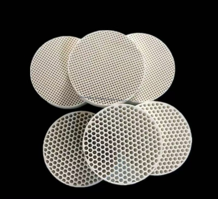 Βιομηχανική κεραμική πλάκα αλουμινίου με πυκνότητα τρύπας 99% Al2O3