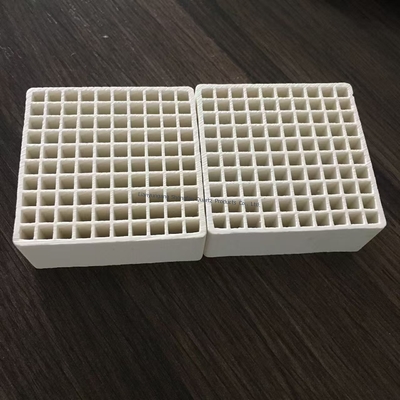 Βιομηχανική κεραμική πλάκα αλουμινίου με πυκνότητα τρύπας 99% Al2O3