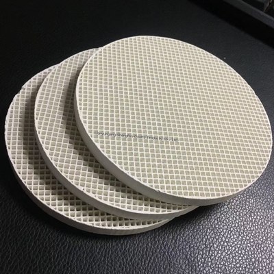 Βιομηχανική κεραμική πλάκα αλουμινίου με πυκνότητα τρύπας 99% Al2O3